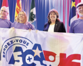 De gauche à droite, on voit Philippe LeBlanc, maire d’Abram-Village, et Jeannette Gallant, mairesse adjointe de Wellington, qui acceptent le drapeau du Rendez-vous Acadie 50 + des mains d’Hélène Boudreau, mairesse de Dieppe, et de Paul Demers, président du comité de direction de Rendez-vous Acadie 50 +.  &mdash; Photo: Courtoisie