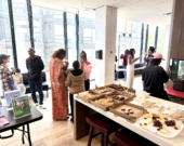 Participants de la célébration de la semaine d’accueil des nouveaux arrivants profitant d’un instant d’échanges. &mdash; PHOTO: Prudencia Mbiadjeu