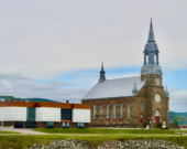 Depuis des générations, l’Église Saint-Pierre fait partie du paysage et du cœur de la communauté acadienne de Chéticamp. &mdash; Photo: Daniel Aucoin