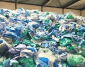 Les hôpitaux du Québec utilisent 5252 tonnes de gants, 4810 tonnes de jaquettes et 2888 tonnes de masques non réutilisables chaque année. On peut en voir sur cette image.  &mdash; Photo: Bart van Straten – Flickr