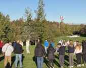 Une vue de tous les jeunes participants au Forum, dehors, devant la cabane centrale du camp Big Cove.  &mdash; PHOTO: Liam Mailman