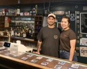 Cherry et Jay Arr Gutierrez, propriétaires du restaurant Le Gabriel devant comptoir. &mdash; PHOTO: Prudencia Mbiadjeu