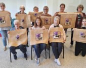 Des participantes pratiquant le hookage d’un motif de fleur, à l’École de tapis hooké de Chéticamp. Cette dernière a hâte d’accueillir les festivités du Centenaire du tapis hooké de Chéticamp l’année prochaine, au Canton culturel.  &mdash; PHOTO: Archives - Betty Ann Cormier