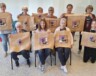 Des participantes pratiquant le hookage d’un motif de fleur, à l’École de tapis hooké de Chéticamp. Cette dernière a hâte d’accueillir les festivités du Centenaire du tapis hooké de Chéticamp l’année prochaine, au Canton culturel.  &mdash; PHOTO: Archives - Betty Ann Cormier