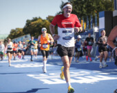 Le Dr Michel T. Chiasson participant au marathon de Berlin 2026, le 27 septembre. Il arbore fièrement un t-shirt aux couleurs du Canada.  &mdash; PHOTO: de gracieuseté