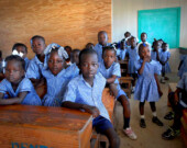 Enfants dans une école primaire de l’Artibonite, dans le centre-nord d’Haïti.  &mdash; PHOTO: Fred W. Baker III / ministère de la Défense des États-Unis; image dans le domaine public