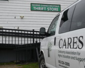 Enseigne de la friperie détenue par l’organisme C.A.R.E.S.. &mdash; PHOTO: Jean-Philippe Giroux