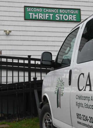 Enseigne de la friperie détenue par l’organisme C.A.R.E.S.. &mdash; PHOTO: Jean-Philippe Giroux