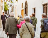 Un groupe d’aînés en promenade. &mdash; PHOTO: pexels —Chermiti Mohamed