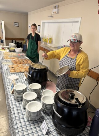 Ces bénévoles sont prêtes à accueillir des festivaliers pour un délicieux repas préparé avec amour par des bénévoles enjoués.  &mdash; PHOTO: France Thériault