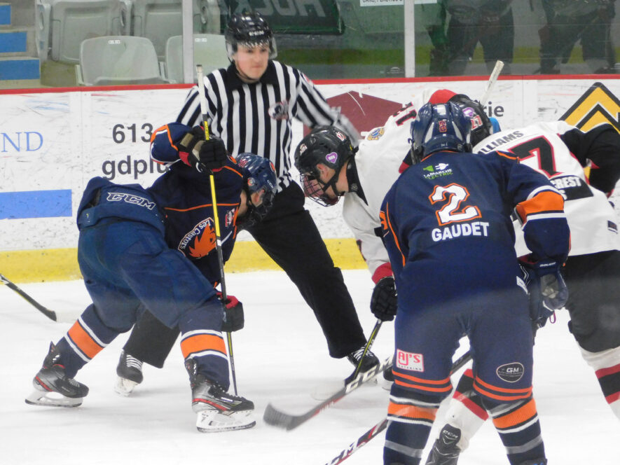 La saison est maintenant terminée pour les Castors de Clarence Creek, qui ont perdu leur septième et dernier match contre les Rockets de North Dundas dans la série des quarts de finale du calendrier des éliminatoires de la Ligue de hockey junior de la capitale nationale. Les Rockets passent maintenant en demi-finale de la ligue, tandis que les joueurs, les entraineurs et les partisans des Castors préparent leur souper de fin de saison. — photo Gregg Chamberlain