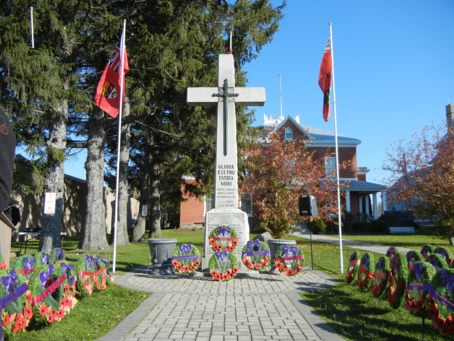 Une petite foule s'est rassemblée devant le cénotaphe de Casselman pour la cérémonie du jour du Souvenir, le 7 novembre. — Photo Christopher Smith 
