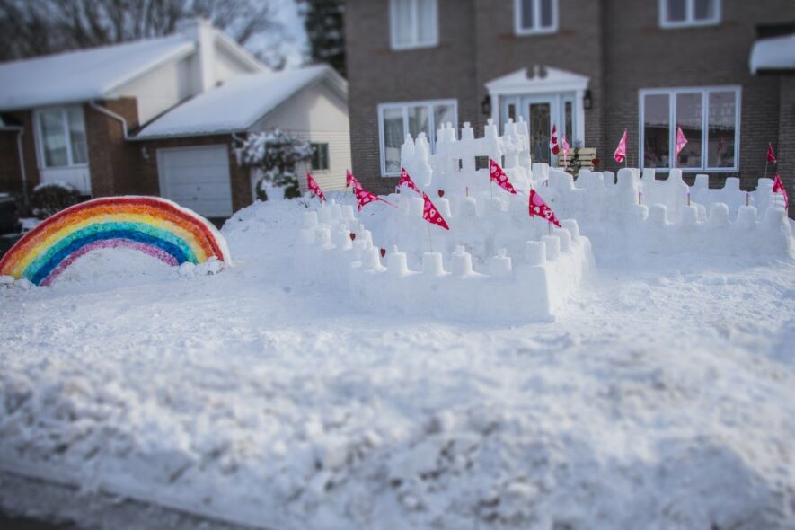 Un couple d'Embrun a construit des sculptures de neige pour redonner le sourire à la population. — photo fournie