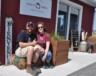 Le propriétaire assis avec son épouse devant l'entrée de la ferme Albert Forgues. — Danick Forgues avec son épouse, April Faucher.