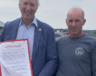Éric Lafontaine, copropriétaire et production bovin de la ferme Lafontaine-Noel à Dupuy (municipalité d'Abitibi-Ouest) avec le ministre de l'agriculture M. André Lamontagne  