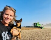 Sandra Clément avec son chien dans un champs  