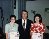Les deux fondatrices du Journal Agricom, Chantal Périard (à gauche) et Suzanne Massie (à droite) alors qu’elles reçoivent les toutes premières plaques « Itoine » en compagnie d’André Chabot, président de l’UCFO en 1993.  