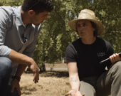 Rhett Cinquini,  responsable du développement commercial américain chez Liventia avec Meri Mullins, chargée de compte technique à Biome Makers (dans un champs en train de discuter du microbiome du sol)  