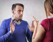 Une femme qui accuse un homme  