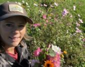 Pour oublier les soucis de la ferme, Sandra Clément n'aime rien de mieux que de s'occuper de ses fleurs.  