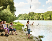 En essayant de nouvelles choses en famille, vous pouvez apprendre à vos enfants à sortir de leur zone de confort et à acquérir de nouvelles compétences.  