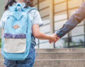 Le retour à l'école après les vacances d'été peut être une transition stressante pour les enfants et les familles.  