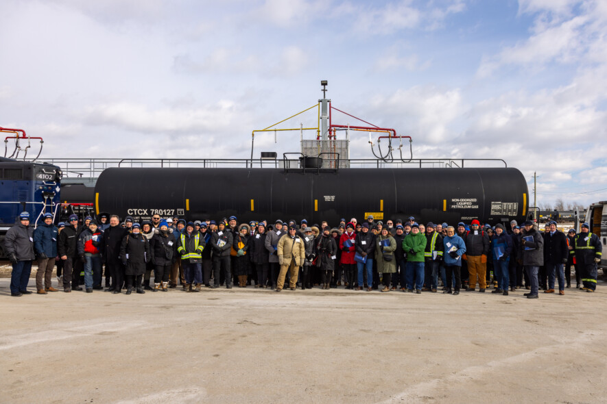 Employés et partenaires de Propane Levac ont bravé le froid de janvier pour accueillir le tout premier wagon de propane renouvelable.  