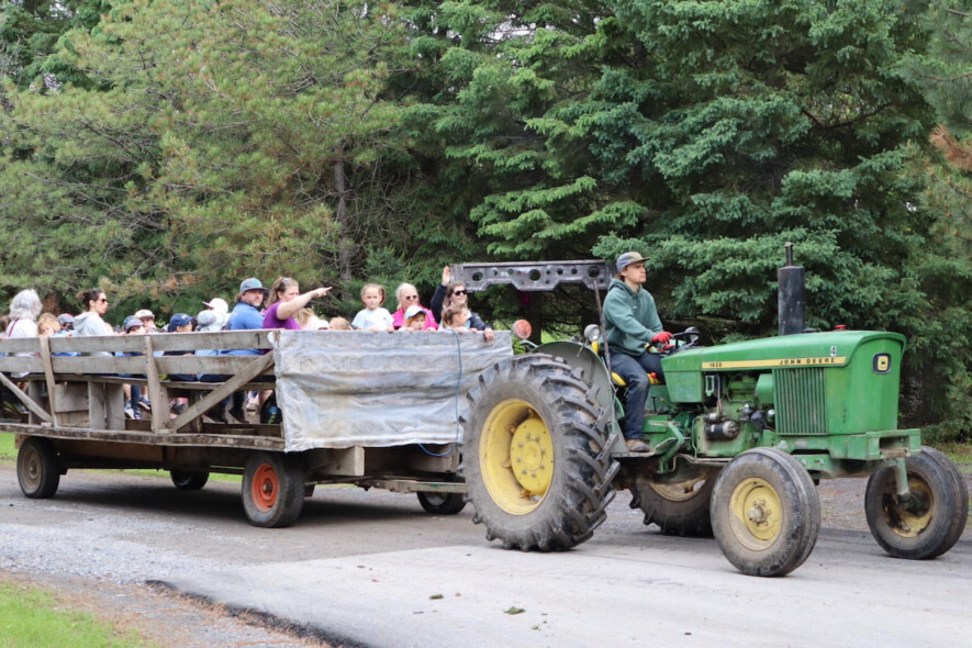 Les visiteurs de la Ferme Saunders doivent garder en tête qu'ils sont à la ferme et qu'on doit afficher un minimum de prudence.  