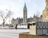 Les Fermes Lufa célèbrent le lancement de leurs livraisons à Ottawa en déposant leur premier panier de produits d’épicerie frais, locaux et responsables sur la colline du Parlement. (Groupe CNW-Les Fermes Lufa Inc.)  