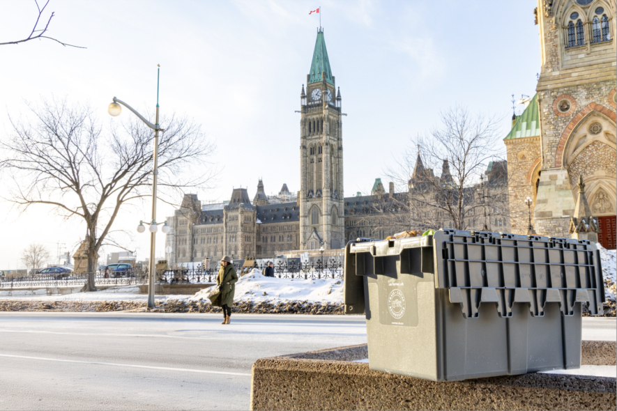 Les Fermes Lufa célèbrent le lancement de leurs livraisons à Ottawa en déposant leur premier panier de produits d’épicerie frais, locaux et responsables sur la colline du Parlement. (Groupe CNW-Les Fermes Lufa Inc.)  