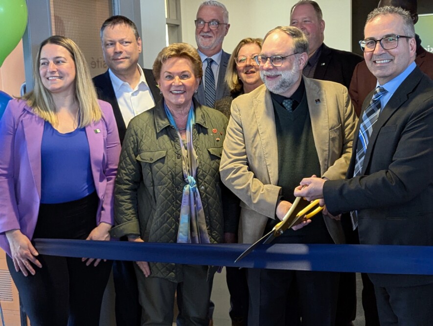 Les dignitaires ont procédé à la traditionnelle coupure du ruban pour inaugurer les nouveaux locaux du Campus Ottawa du Collège Boréal.  