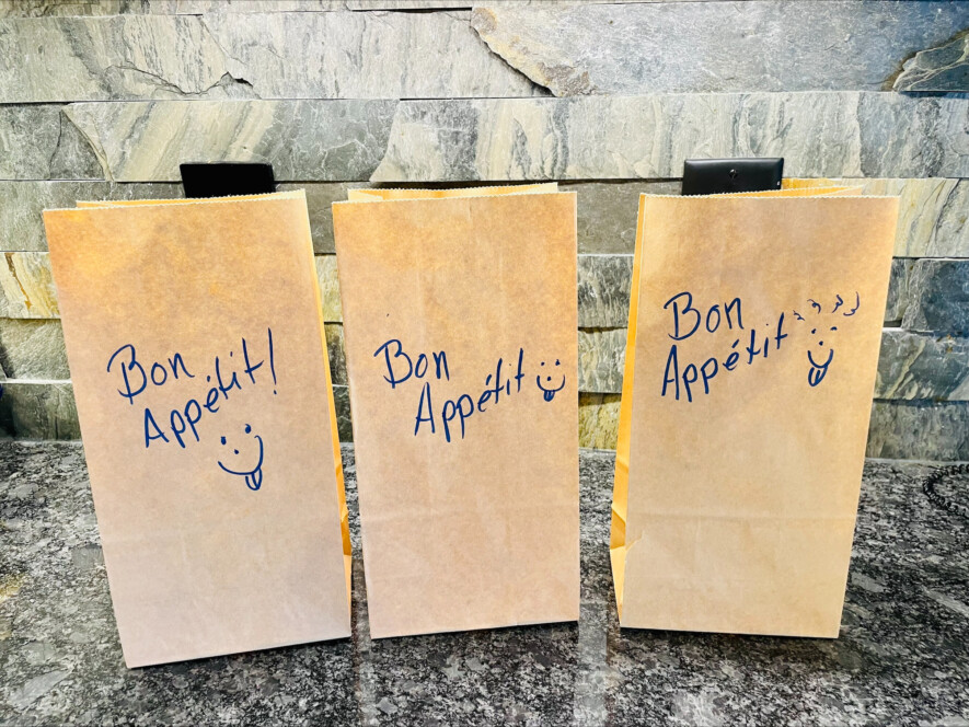Dans chaque sac, de la bonne bouffe et beaucoup d'amour!  