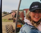 Prouver que les femmes aussi peuvent très bien manier l'équipement agricole est une source de motivation.  
