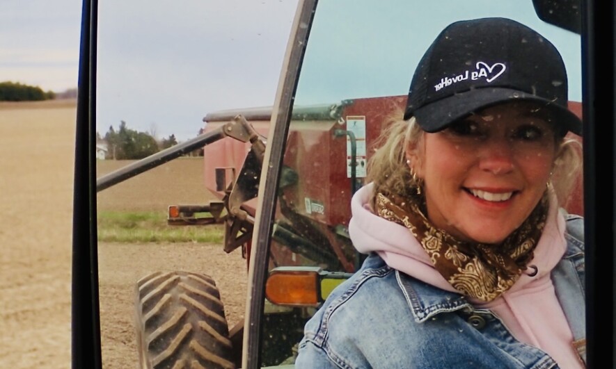 Prouver que les femmes aussi peuvent très bien manier l'équipement agricole est une source de motivation.  