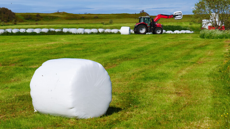 De la mise en ballot jusqu'aux contenants d'engrais et de pesticides, le plastique est encore omniprésent à la ferme.  