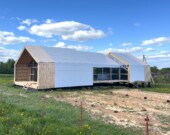 La Greenbelt Foundation recommande l'aménagement de logements temporaires pour les employés sur la ferme.  