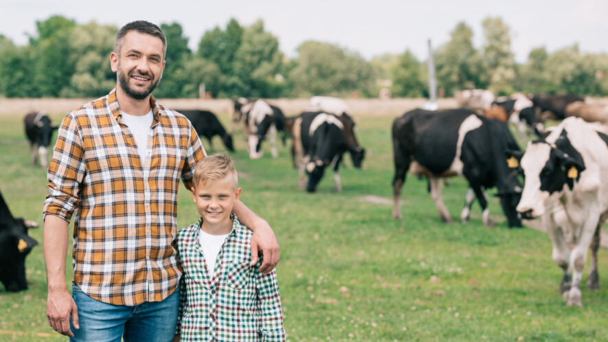 Les adolescents s'attendent à recevoir une rémunération pour leur travail à la ferme familiale.  