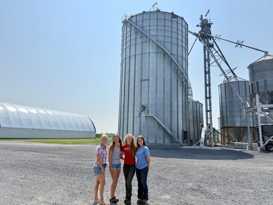 Maman est bien fière de voir ses trois filles assurer la relève sur la ferme!  