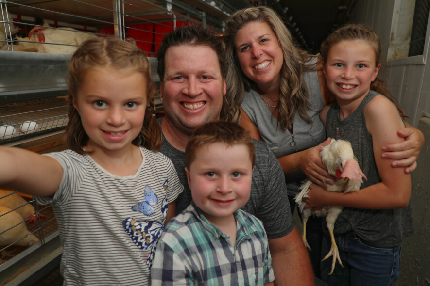 Toute la famille au poulailler! Audrey, son mari Chad Arthur et leurs enfants Lillian (11 ans), William (8 ans) et Annabelle (14 ans).  