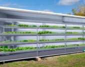 Représentation de l'une de deux unités de culture de plantes, incluant des installations de culture verticale à l'extérieur du Collège.  