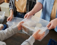 On ne met pas n'importe quoi dans un panier de Noël. &mdash;  Image Pexels Julia M. Cameron.