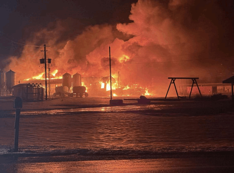 Au plus fort de l'incendie, tout le bâtiment était la proie des flammes.  &mdash; Photo: Caméra de nuit.
