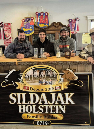 De gauche à droite : Jolanda, Christian, William, Jakob et Kristopher Bühler, fiers producteurs laitiers de la région d’Embrun et Winchester.  &mdash; PHOTO : Marc-Olivier Bisson
