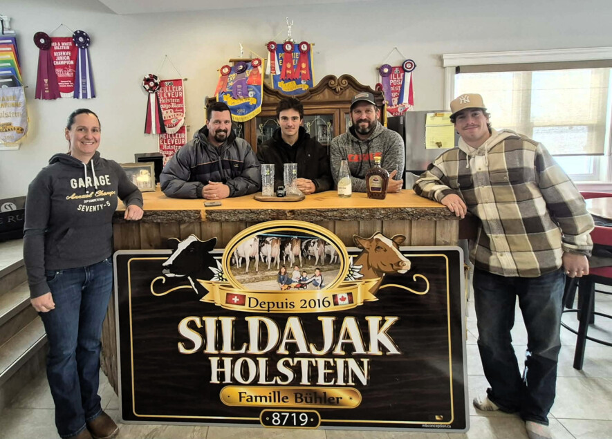 De gauche à droite : Jolanda, Christian, William, Jakob et Kristopher Bühler, fiers producteurs laitiers de la région d’Embrun et Winchester.  &mdash; PHOTO : Marc-Olivier Bisson