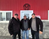 Denis Morris et ses fils Jefferey et Jonathan. Morrisbel Farms est membre entre autres de la Coop Uniag.  &mdash; PHOTO : Marc-Olivier Bisson