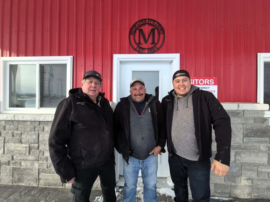 Denis Morris et ses fils Jefferey et Jonathan. Morrisbel Farms est membre entre autres de la Coop Uniag.  &mdash; PHOTO : Marc-Olivier Bisson