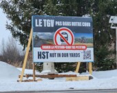 Des agriculteurs de l'Est ontarien se mobilisent contre la venue du TGV. Voici une affiche qui a été installée à St-Eugène.   &mdash; PHOTO : Roxanne Lormand