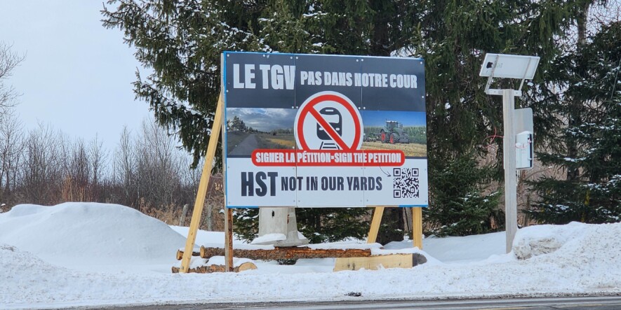 Des agriculteurs de l'Est ontarien se mobilisent contre la venue du TGV. Voici une affiche qui a été installée à St-Eugène.   &mdash; PHOTO : Roxanne Lormand