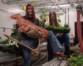 Dans l’ordre Céleste Régimbald et Naïma Bowie, étudiantes en techniques agricoles &mdash; PHOTO : La Cité 