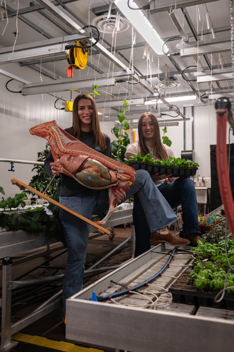 Dans l’ordre Céleste Régimbald et Naïma Bowie, étudiantes en techniques agricoles &mdash; PHOTO : La Cité 